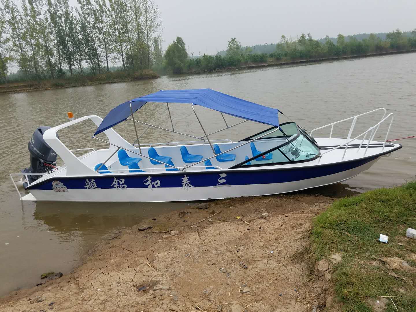 風(fēng)浪中操作鋁合金巡邏艇的方法